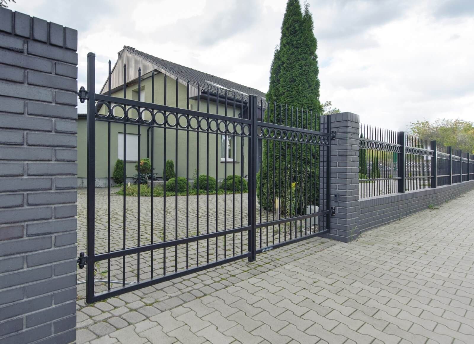Entrance fence gate