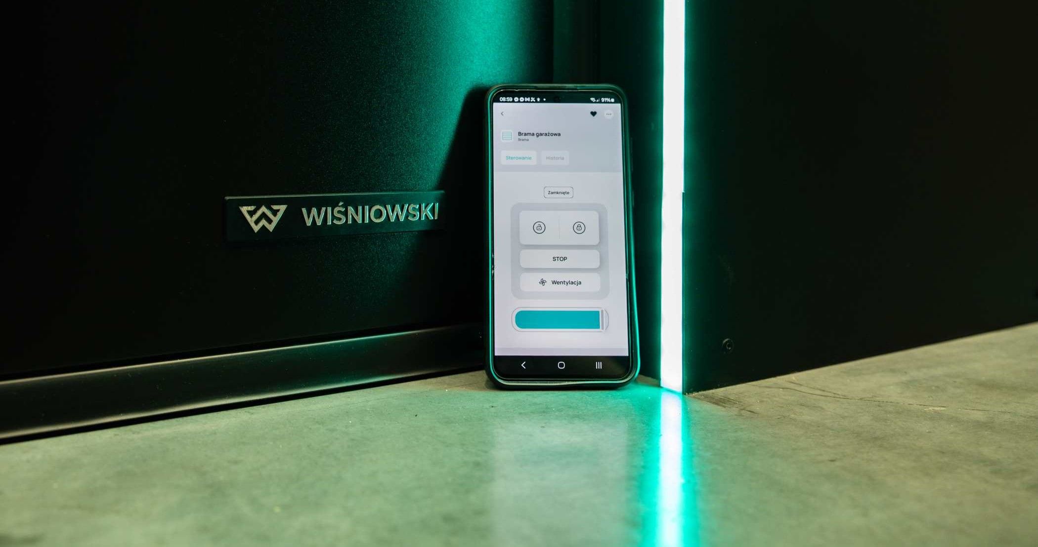 A smartphone as a contemporary house key and property remote. An expert reviews the WIŚNIOWSKI app